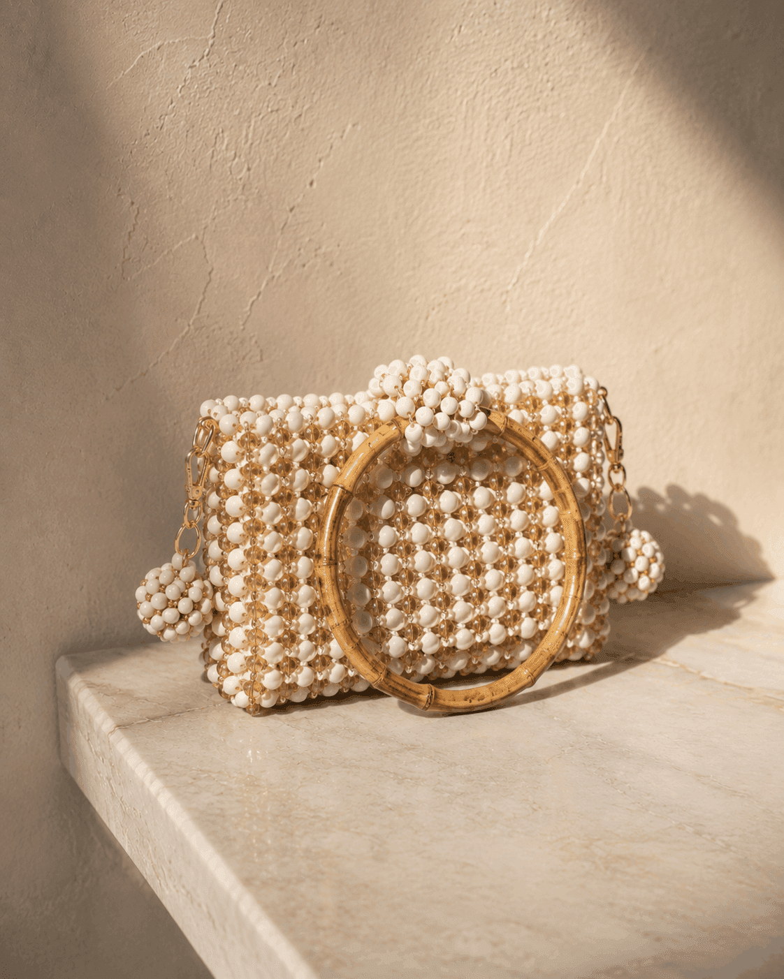 Borsa artigianale in perline intrecciate a mano su superficie in marmo — BBLux atelier