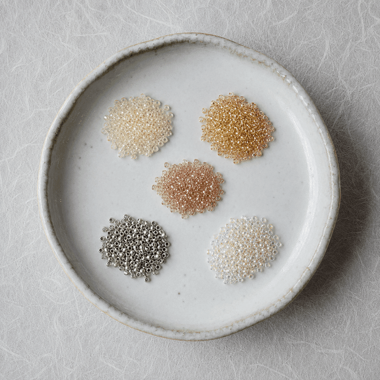 Perline Miyuki disposte su vassoio in ceramica giapponese — atelier BBLux