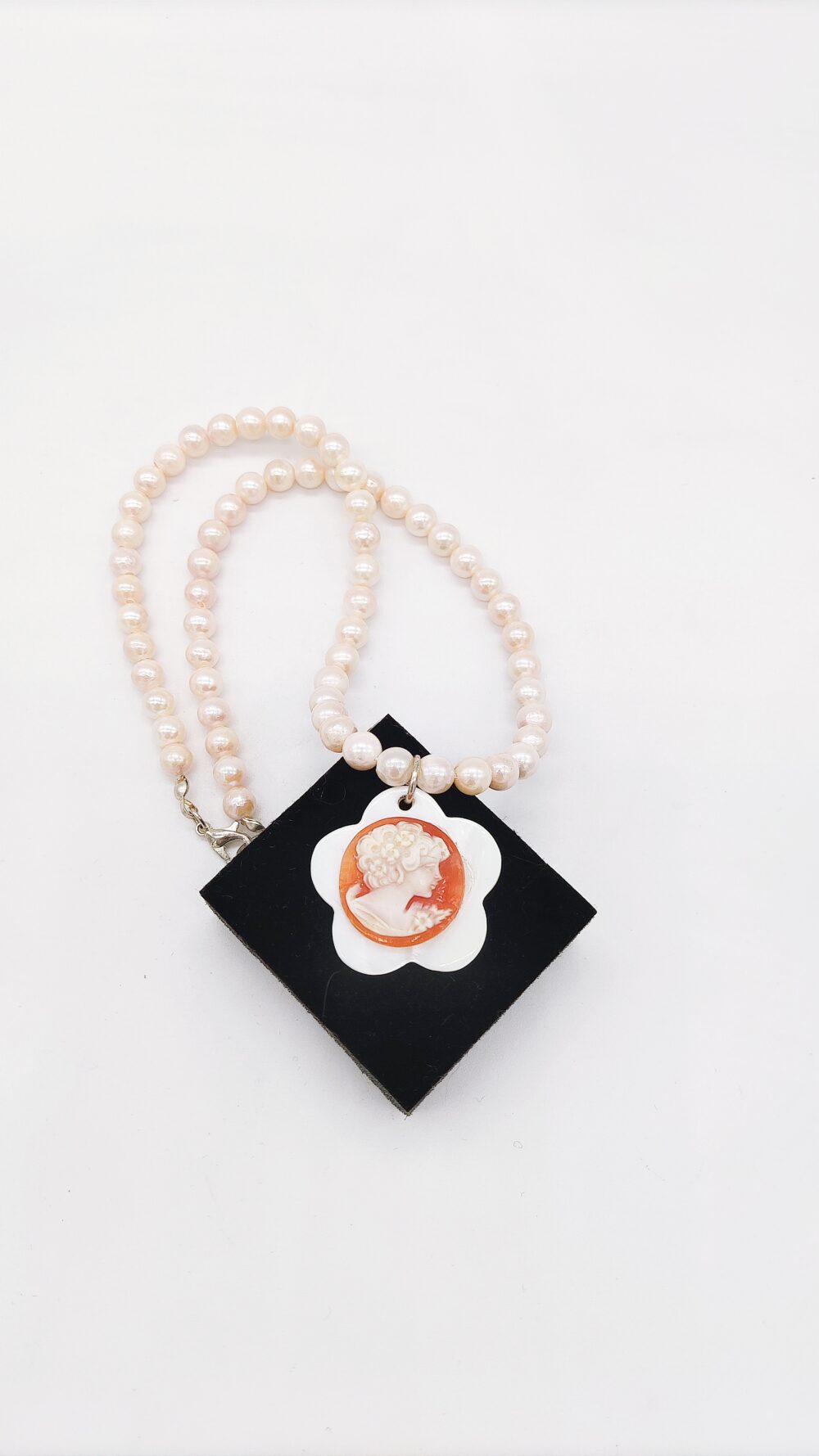 Necklace with pearls, pendant mother of pearl and cameo. 1